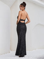 Schwarzes Pailletten-Kleid mit Neckholder, offenem Rücken, asymmetrischer Länge und hohem Schlitz