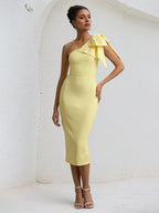 Abito tea length giallo in chiffon monospalla con fiocco