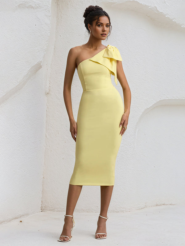 Abito tea length giallo in chiffon monospalla con fiocco