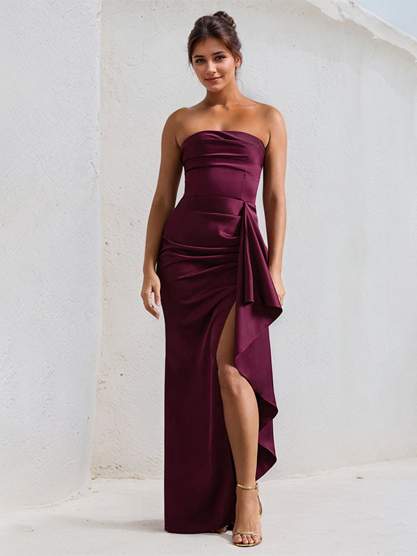 Vestido vinho em cetim ombro a ombro, sem mangas, com babados e fenda alta