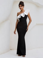 Schwarz-Weißes Ein-Schulter bodenlanges Kleid mit Volants, formelles Party-Kleid