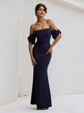 Vestido justo de chiffon azul marinho tomara que caia, comprimento até o chão, com mangas bufantes em laço