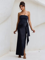 Vestido preto de cetim ombro a ombro, sem mangas, com babados e fenda alta