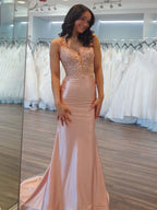 Vestido longo de cetim rosa claro sereia com alças finas e aplicações