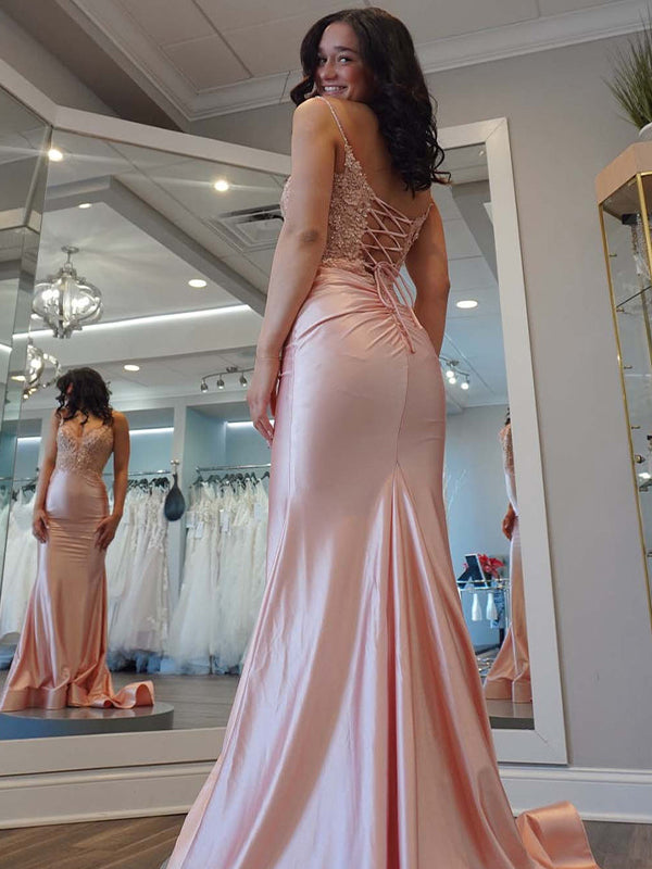 Vestido longo de cetim rosa claro sereia com alças finas e aplicações