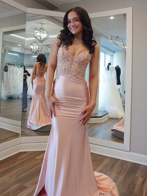 Vestido longo de cetim rosa claro sereia com alças finas e aplicações