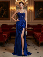 Robe en satin avec corset en dentelle, fente haute et dos lacé