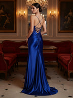 Robe en satin avec corset en dentelle, fente haute et dos lacé