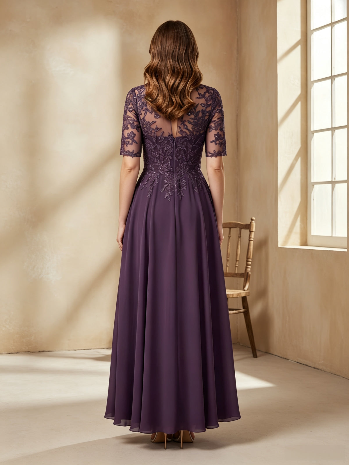 Vestido de noite elegante com mangas meia-lua bordadas em renda e saia assimétrica