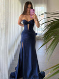 Abito da ballo blu navy a sirena con corsetto senza spalline e spacco