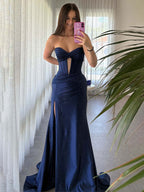 Abito da ballo blu navy a sirena con corsetto senza spalline e spacco