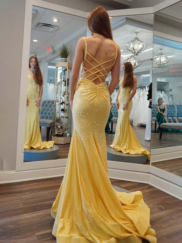 Vestido longo sereia amarelo com alças finas, costas abertas e bordado com miçangas para baile de formatura