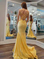 Vestido longo sereia amarelo com alças finas, costas abertas e bordado com miçangas para baile de formatura